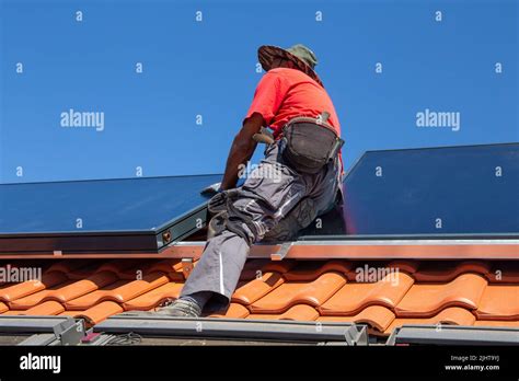 Instalaci N De Un Sistema Solar Los Artesanos Fijan Los Paneles