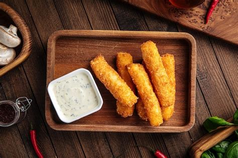 Palitos De Queso Mozzarella Frito Con Salsa Sobre Fondo De Madera