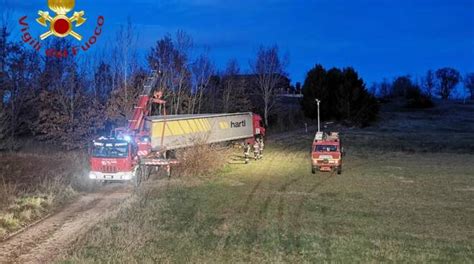 Tir Segue Il Navigatore E Resta Bloccato Su Una Strada Sterrata A