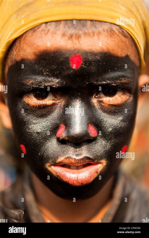 Face painting for miners festival in Jharia, Dhanbad, Jharkhand, India Stock Photo - Alamy