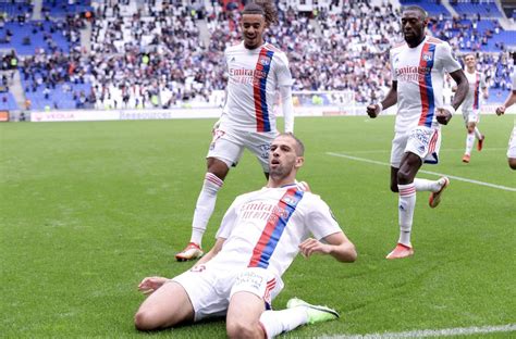 Ligue Encore Une Fois Indispensable Islam Slimani Sauve Lyon