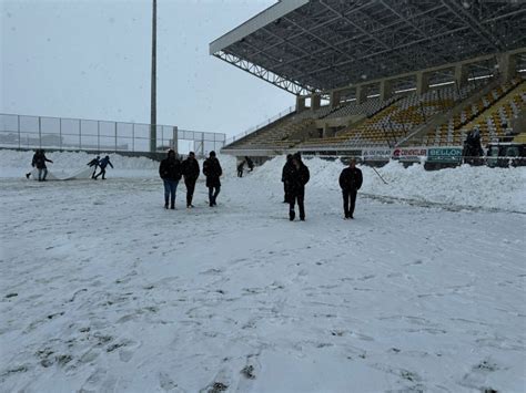 Muş şehir stadyumu taraftarlar tarafından temizlendi