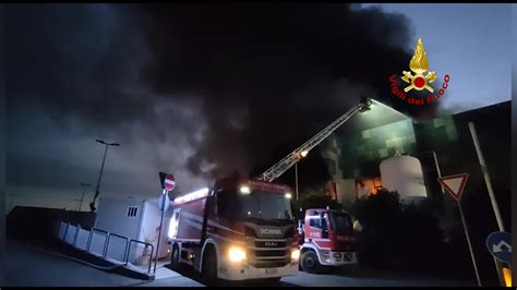 Incendio Al Salumificio Coati Il Video Dell Arrivo Dei Vigili Del