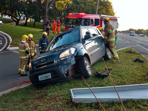 G Carro Derruba Placa De Sinaliza O E Fecha Acesso Tesourinha Da