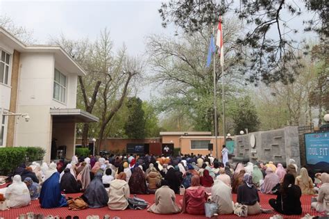 WNI Laksanakan Shalat Idul Fitri Di Halaman KBRI Beijing