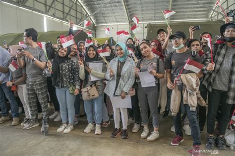 Menari Hingga Cinta Lokasi Di Hanggar Observasi WNI Dari Wuhan ANTARA