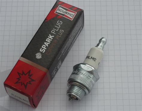 1 original CHAMPION RJ19LMC spark plug NEW in BOX OEM Briggs & Stratton ...