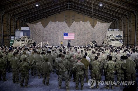 이라크 주둔 미군부대 깜짝 방문한 트럼프 대통령 연합뉴스