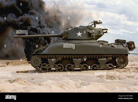 Un Tanque Sherman De La Segunda Guerra Mundial En La Playa Tanque En El Campo De Batalla