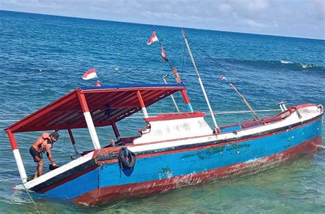 Mesin Bermasalah Kapal Nelayan Terdampar Di Pantai Sadeng Gunungkidul