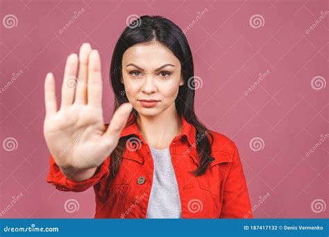 Retrato De Una Joven Seria Parada Con La Mano Extendida Mostrando El