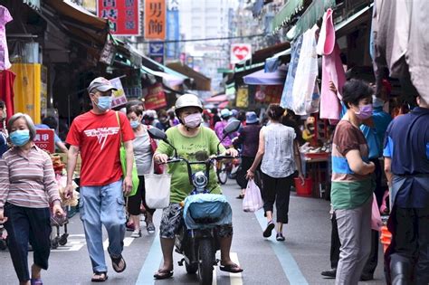 近日covid 19（新型冠狀病毒病）本土疫情升溫，單日確診人數已經超過500例，中央疫情指揮中心呼籲民眾盡速施打第3劑疫苗加強保護力。圖為新