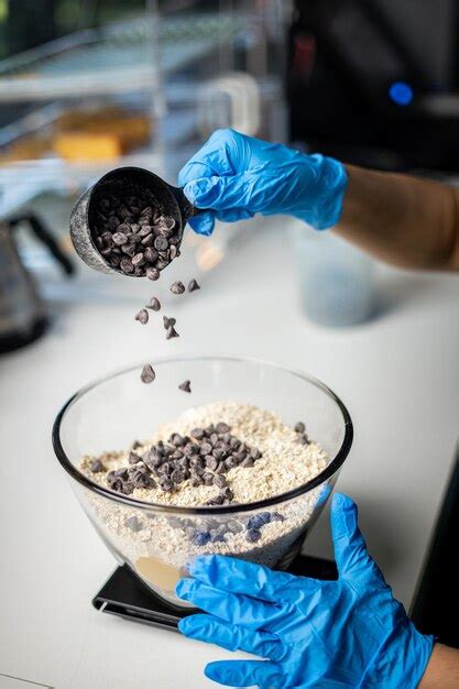 Hacer Deliciosas Galletas Con Trozos De Chocolate Foto Premium