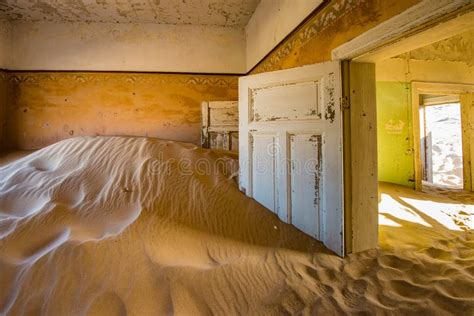 Pueblo Fantasma Abandonado De Kolmanskop En Namibia Foto De Archivo