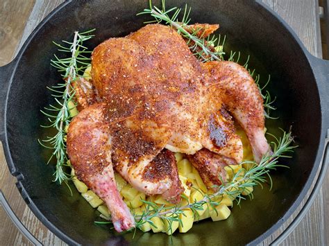 Ganzes H Hnchen Mit Knoblauch Kartoffeln Und Rosmarin Aus Dem Dutch