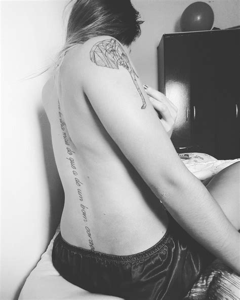 Tatuagem Feminina Frase Escrita Na Coluna Nenhuma Beleza Brilha Mais