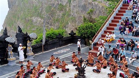 Destinasi Wisata Bali Pura Uluwatu Tempat Terbaik Melihat Matahari