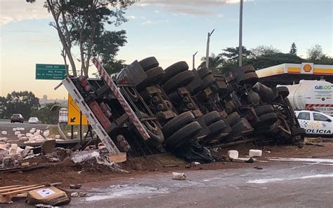 Caminh O Tomba E Interdita Al A De Acesso Da Rodovia Anhanguera Em