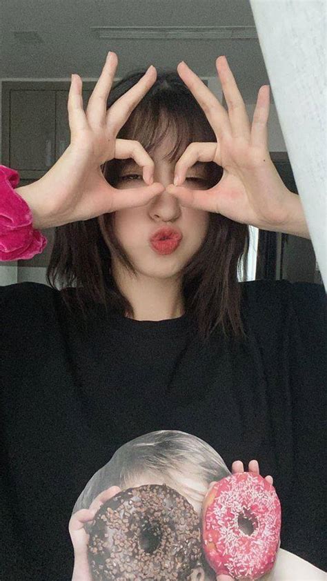 Nổi tiếng chưa bao lâu hot girl bắp cần bơ đã lên mặt đá xoáy antifan Tôi bao dung người tôi