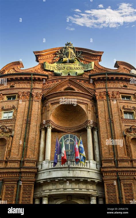 Detalle De La Fachada Del Palazzo Carignano De Estilo Barroco En El