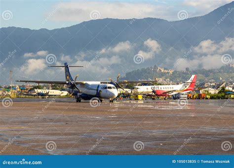 Aeroplanos En El Aeropuerto Internacional Katmandu De Tribhuvan De La