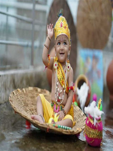 Janmashtami 2022 लड्डू गोपाल को जरूर चढ़ाएं उनकी ये 5 प्रिय वस्तु