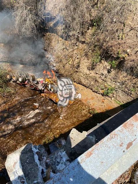 Vuelca tráiler con melaza en Tlaltetela fallece el conductor