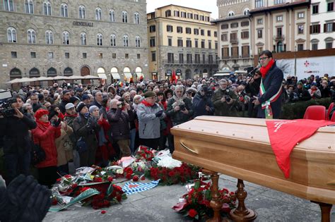 Folla In Piazza Della Signoria Per L Addio Al Partigiano Silvano Sarti