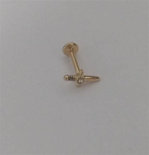 Labret Aço Cirúrgico PVD Gold 24K Espada Zircônia