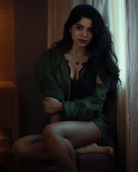 இத ஏடகடமக சதககபபடட கவரசச சல Divya bharathi Hot Photos Update News 360