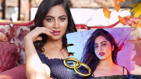 Bigg Boss Fame Arshi Khan Undergoes With Hip Surgery After Lips Fillers Treatment लिप सर्जरी