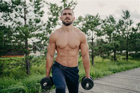 concepto de deporte y recreación un deportista musculoso sin afeitar