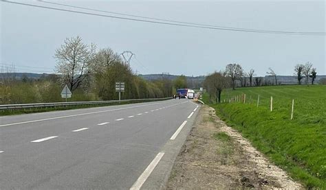 Un Mort Dans Une Collision Frontale Entre Un Poids Lourd Et Une Voiture