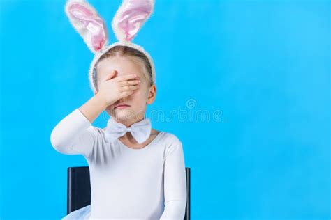 Uma Menina Em Um Traje Branco Do Coelho Fecha Seus Olhos Uma M O