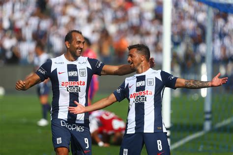 Alianza Lima Presenta Su Equipo En La Tarde Blanquiazul Ganando 2 1