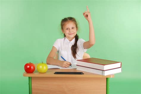 La Fille Dans Un Uniforme Scolaire Se Reposant Sur Le Bureau Et Mangent