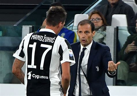 Mario Mandzukic Prend La D Fense De Massimiliano Allegri Juventus Fr