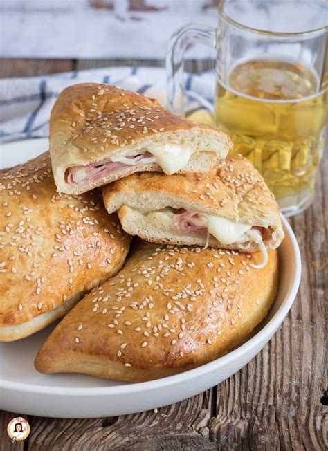 Panzerotti Al Forno Calzoni Morbidi Ripieni Di Prosciutto E Formaggio