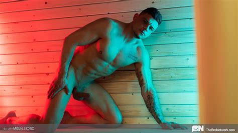 Muscular Gay Miguel Exotic Shows Off His Athletic Naked Body His