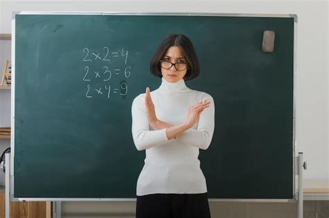 Confiant Montrant Un Geste Jeune Enseignante Portant Des Lunettes