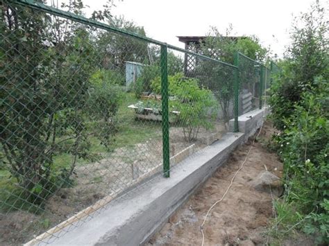 Забор из сетки рабицы фото | Fence wall design, Fence design, Cottage homes