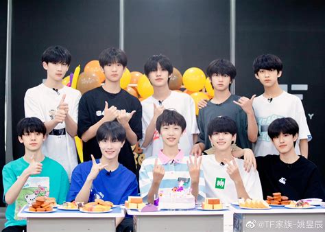 Tf家族三代成员为姚昱辰庆祝14岁生日 Tf家族 新浪新闻