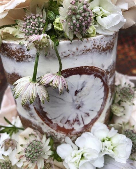Naked Wedding Cake Styles Were Totally Obsessed With