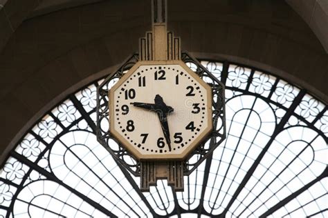 Horloge de gare image stock Image du tard horloge arrivée 2444449