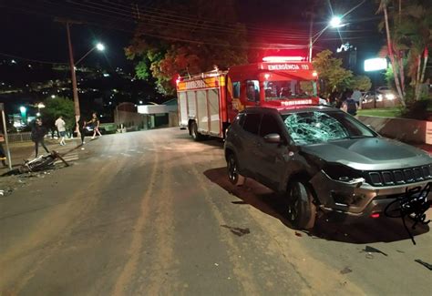 Motociclista sofre suspeita de fratura na perna e braço após colidir