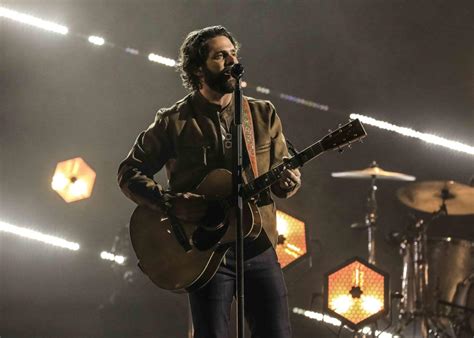 Thomas Rhett Stops Nashville Show To Pray For Fan Who Suffered Medical