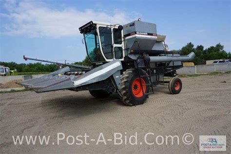 1984 Allis Chalmers Gleaner M3 Combine With 6 Row Corn Head