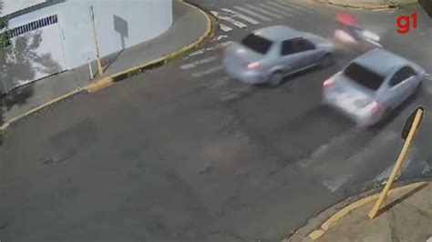 V Deo Carro Derruba Port O De Casa Ap S Ser Atingido Por Moto Que