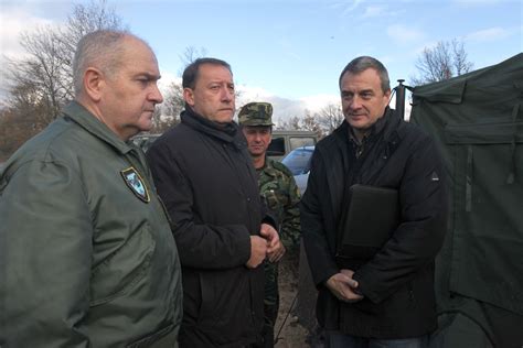 Цветлин Йовчев заедно с министъра на отбраната Ангел Найденов и ...