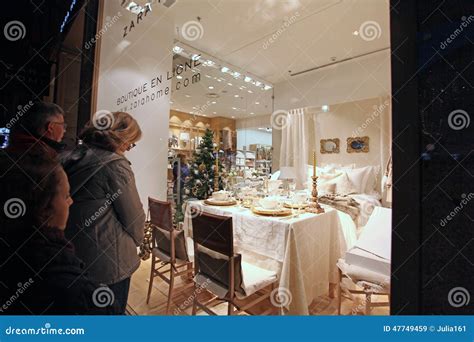 El Hacer Compras En Champs Elysees Par S Imagen De Archivo Editorial